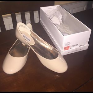 Steve Madden nude flats never been worn!