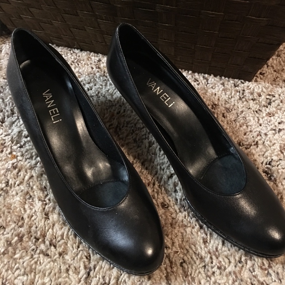 Black Leather Low Platform Pumps