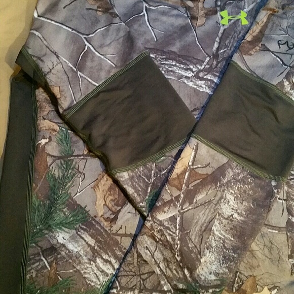 Underarmour Youth Boys long sleeve shirt - Picture 2 of 3