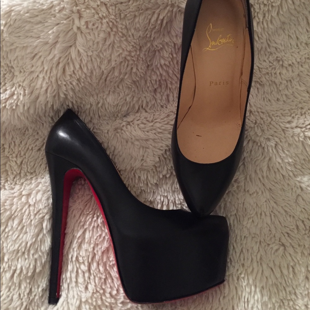 Authentic Black Daffodile 160 Sold on Tradesy