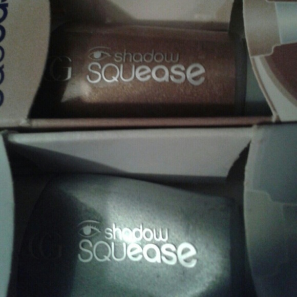 2 COVERGIRL SQUEASE SHADOWS - Picture 3 of 4