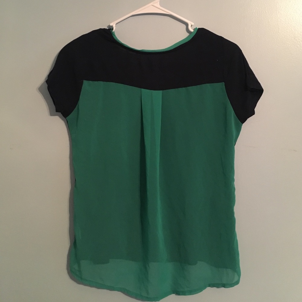 Very slight high-low top