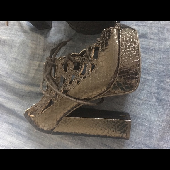 MIA Black platform snakeskin sandals with laces - Picture 3 of 4