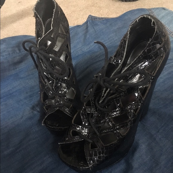 MIA Black platform snakeskin sandals with laces - Picture 4 of 4