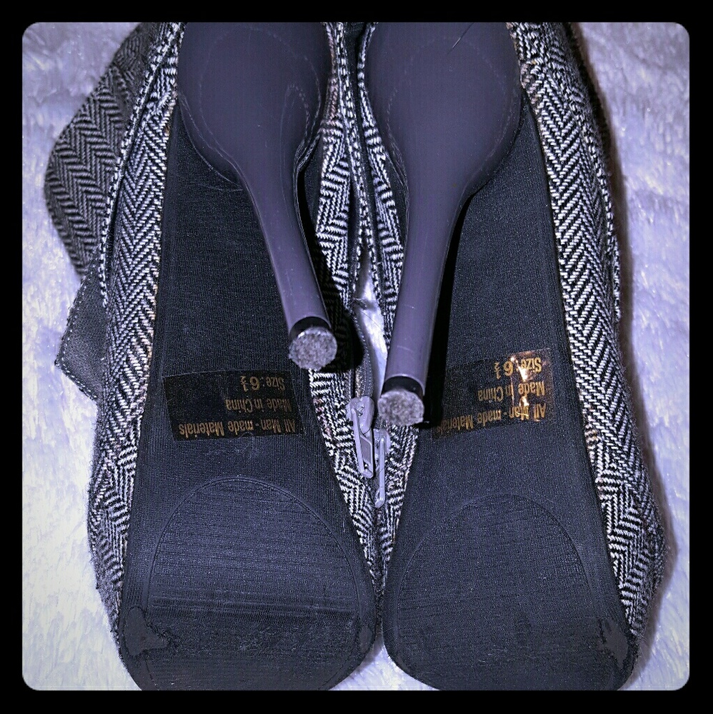 Black & White Bootie Pumps with Button on the side - Picture 2 of 4