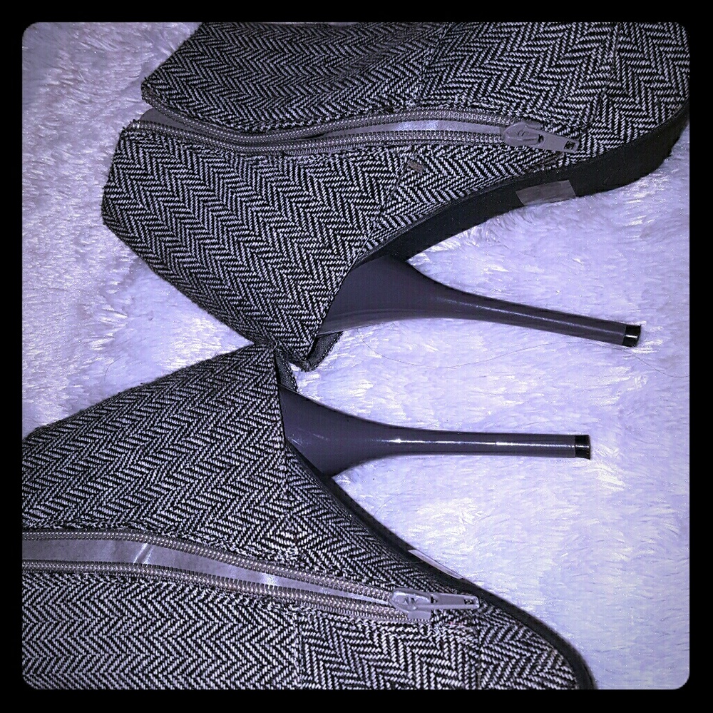 Black & White Bootie Pumps with Button on the side - Picture 3 of 4