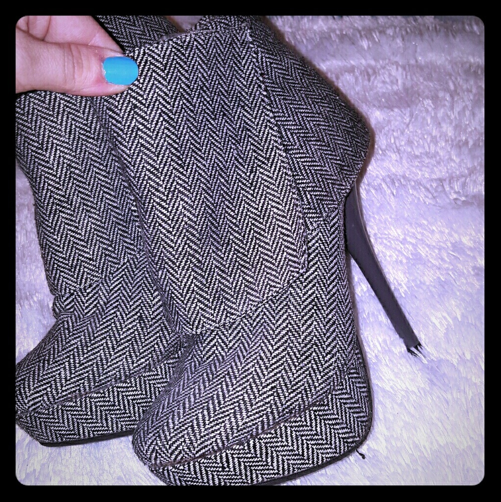 Black & White Bootie Pumps with Button on the side - Picture 4 of 4