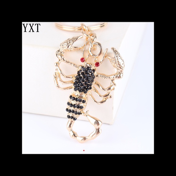 Scorpion keychain (in blue, black and pink) - Picture 3 of 3