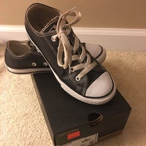 Kids Black/white leather Converse