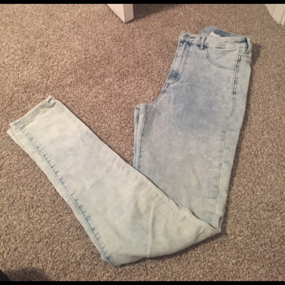 Bleach washed super skinny denim jeans.