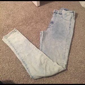 Bleach washed super skinny denim jeans.