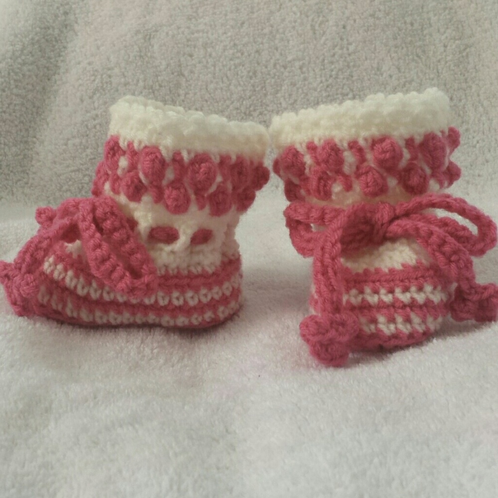 Popcorn baby booties in pink
