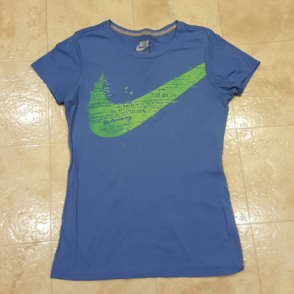 NIKE  t-shirt