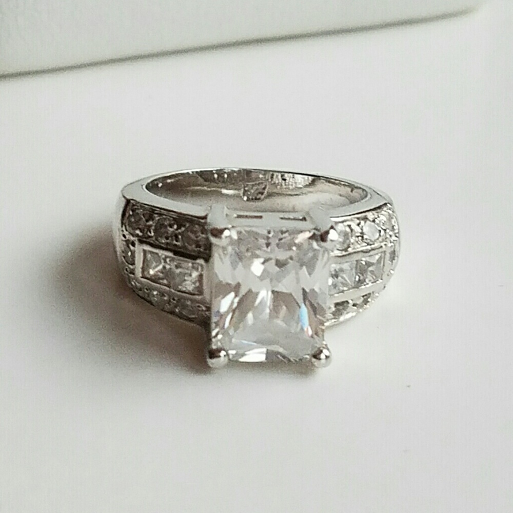 Lia Sophia cubic zirconia ring SZ 6 NWOT