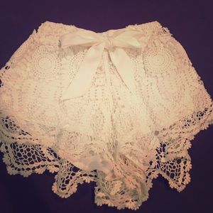 white lace shorts