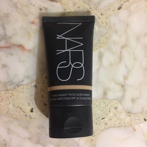 NARS tinted radiant moisturizer