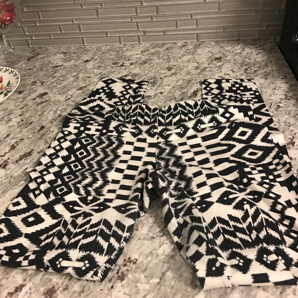 Medium black and white leggings 🌹🌹