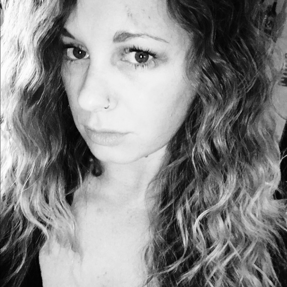 Meet your Posher, Nicole - Picture 3 of 4