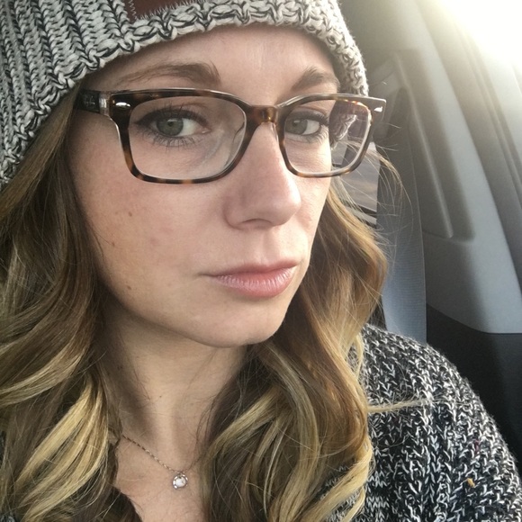 Meet your Posher, Nicole - Picture 2 of 4