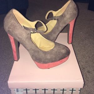 Never worn taupe/peach heels