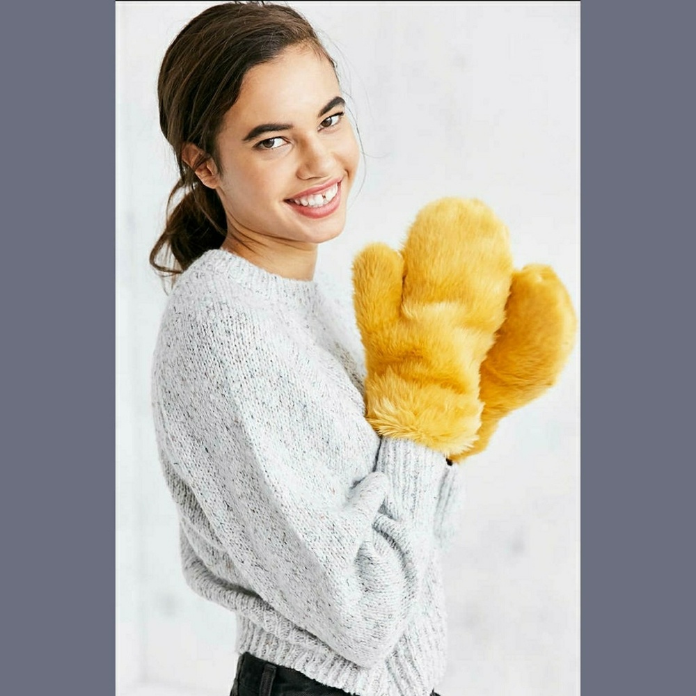 ⭐UO Faux Fur Paw Mittens Gloves