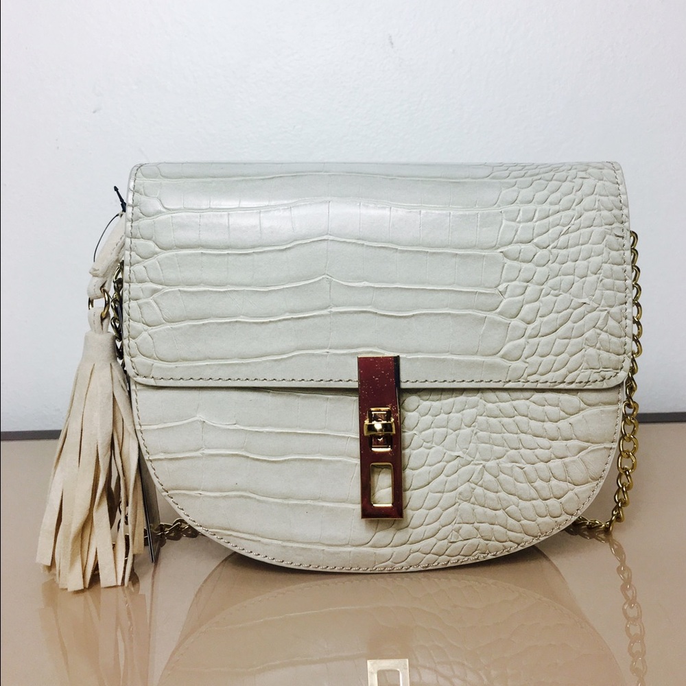 Sold 🖤BCBG Arrow cross body bag - Picture 2 of 8