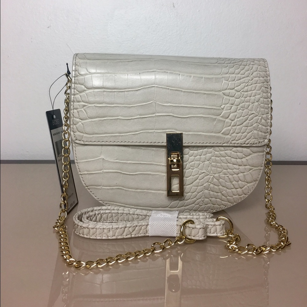 Sold 🖤BCBG Arrow cross body bag - Picture 3 of 8