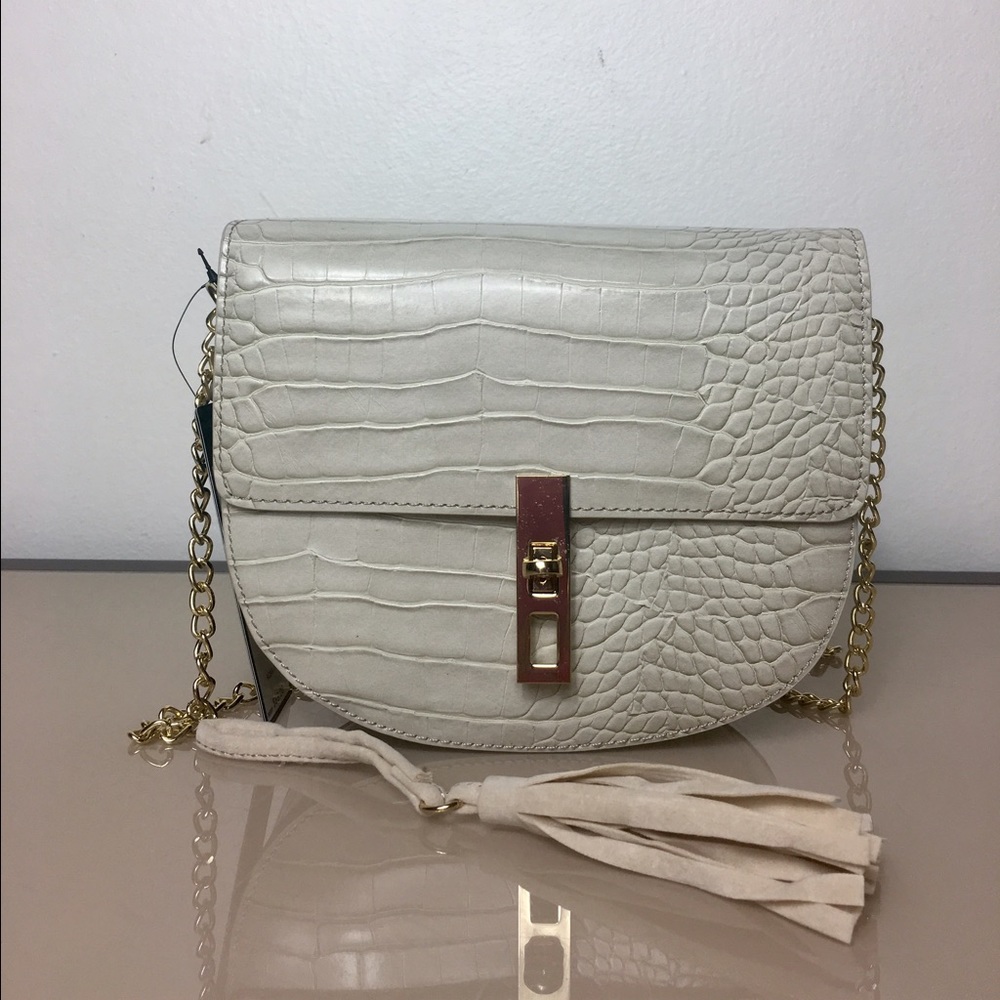 Sold 🖤BCBG Arrow cross body bag - Picture 4 of 8