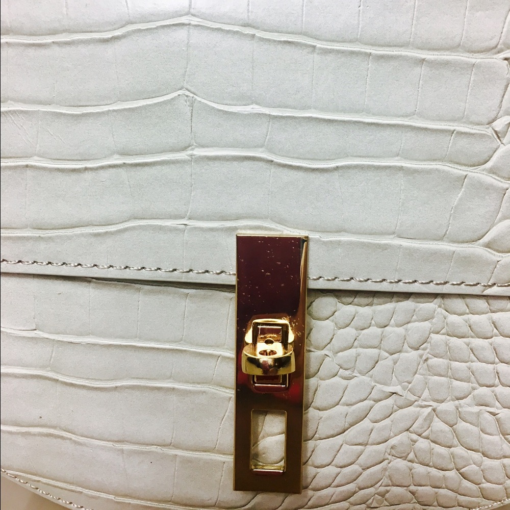 Sold 🖤BCBG Arrow cross body bag - Picture 5 of 8