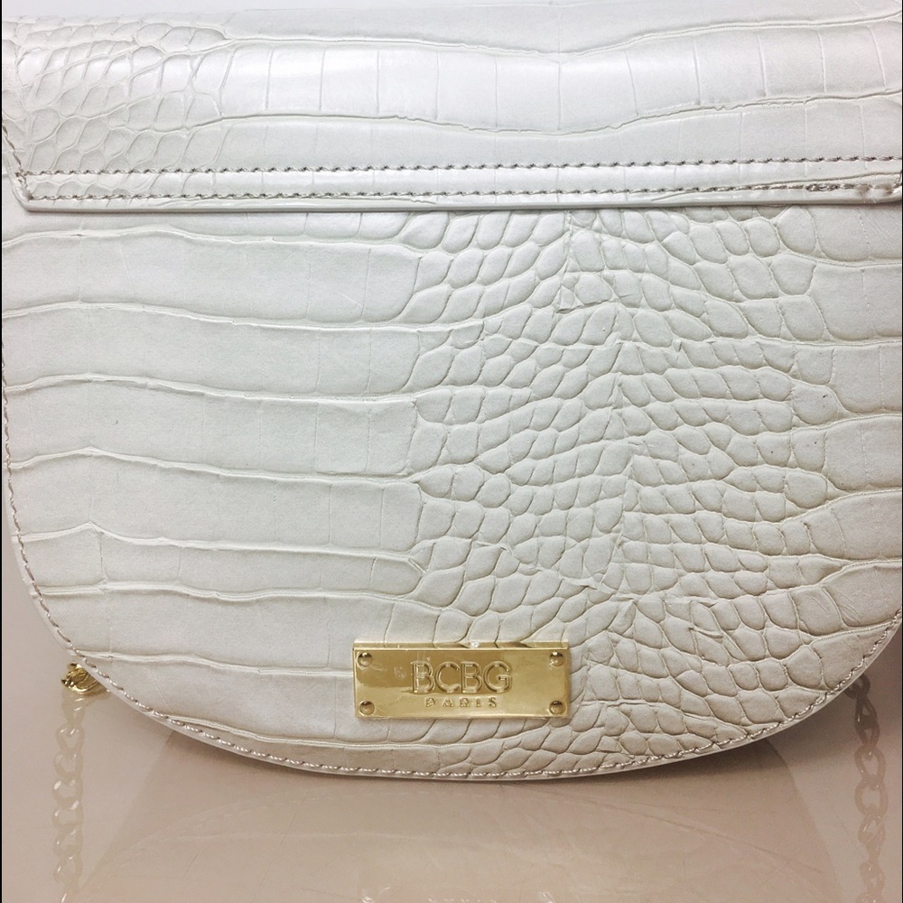 Sold 🖤BCBG Arrow cross body bag - Picture 6 of 8