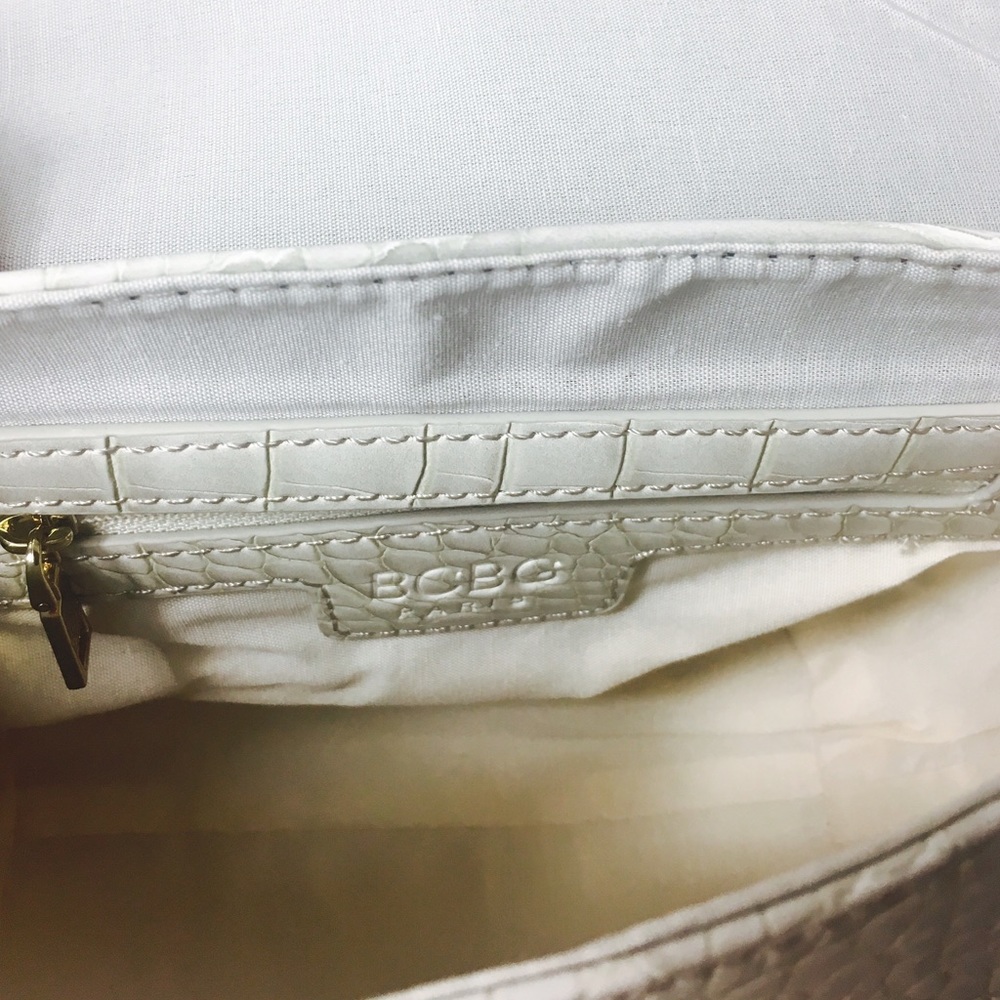 Sold 🖤BCBG Arrow cross body bag - Picture 8 of 8