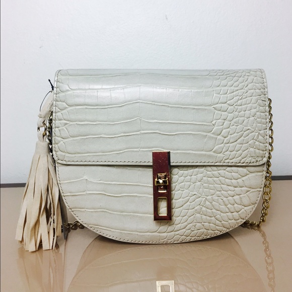 Sold 🖤BCBG Arrow cross body bag - Picture 2 of 8