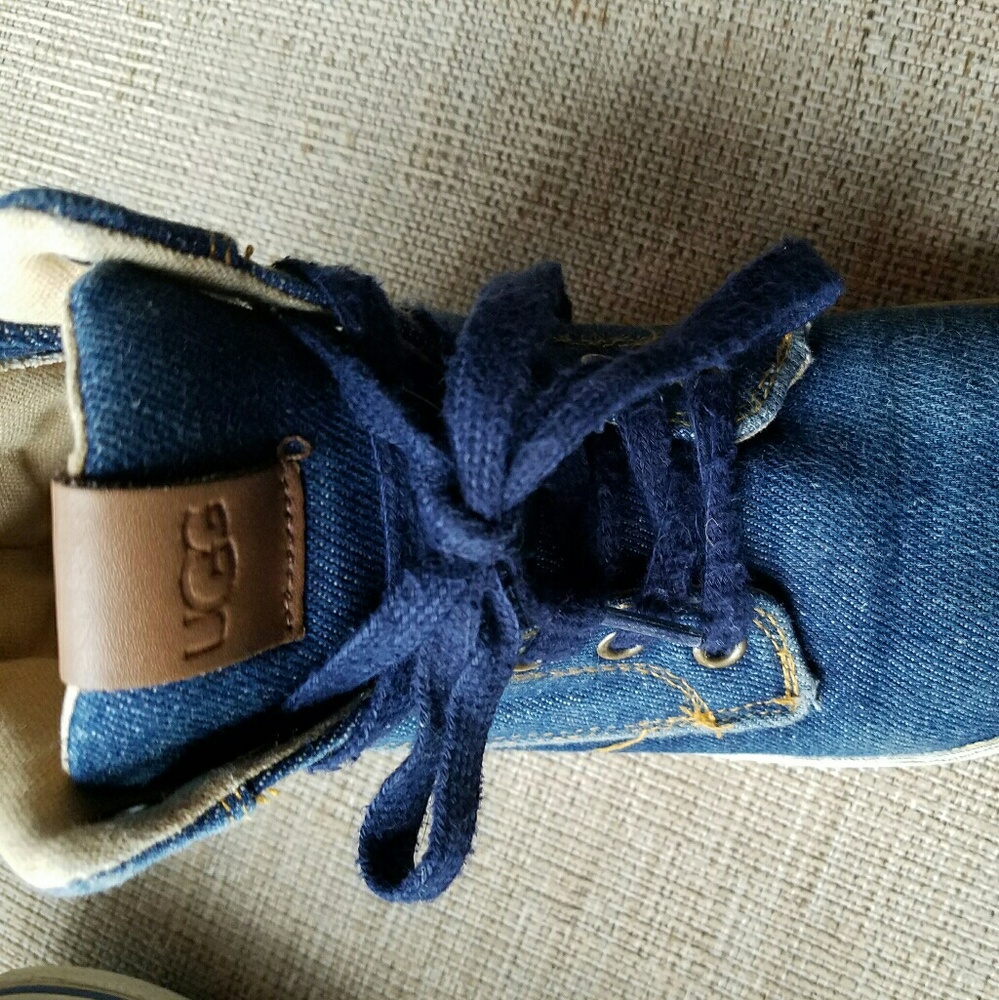 Adorable ugg hightop shoes..boy or girl.