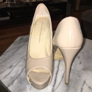 Patent leather peep toe nude pumps