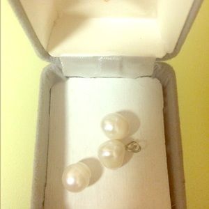 One pearl 18k gold pendent, two loose pearls