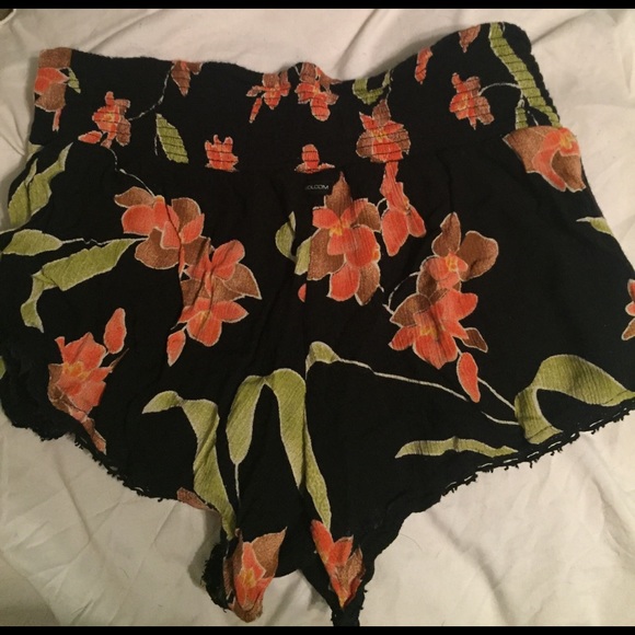 Volcom shorts - Picture 2 of 3