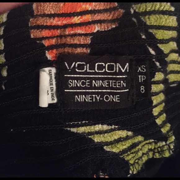 Volcom shorts - Picture 3 of 3