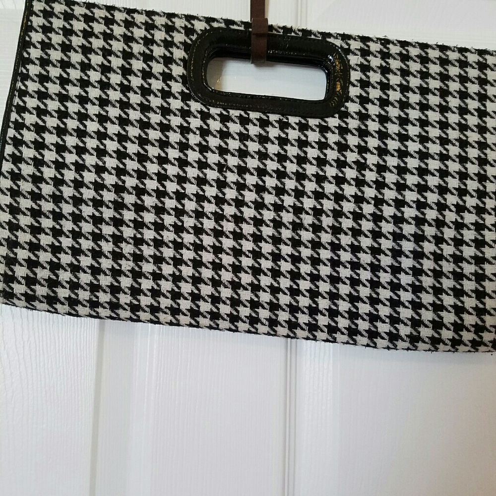Charming Charlie Clutch black / white