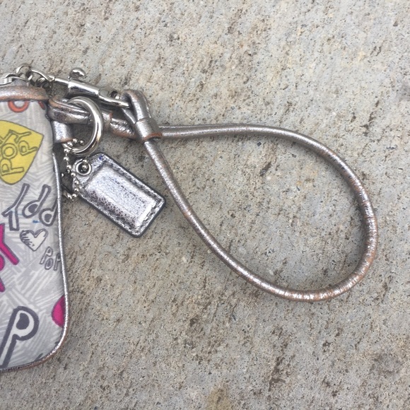 ❌SOLD❌COACH Poppy Graffiti Wristlet - Picture 4 of 7