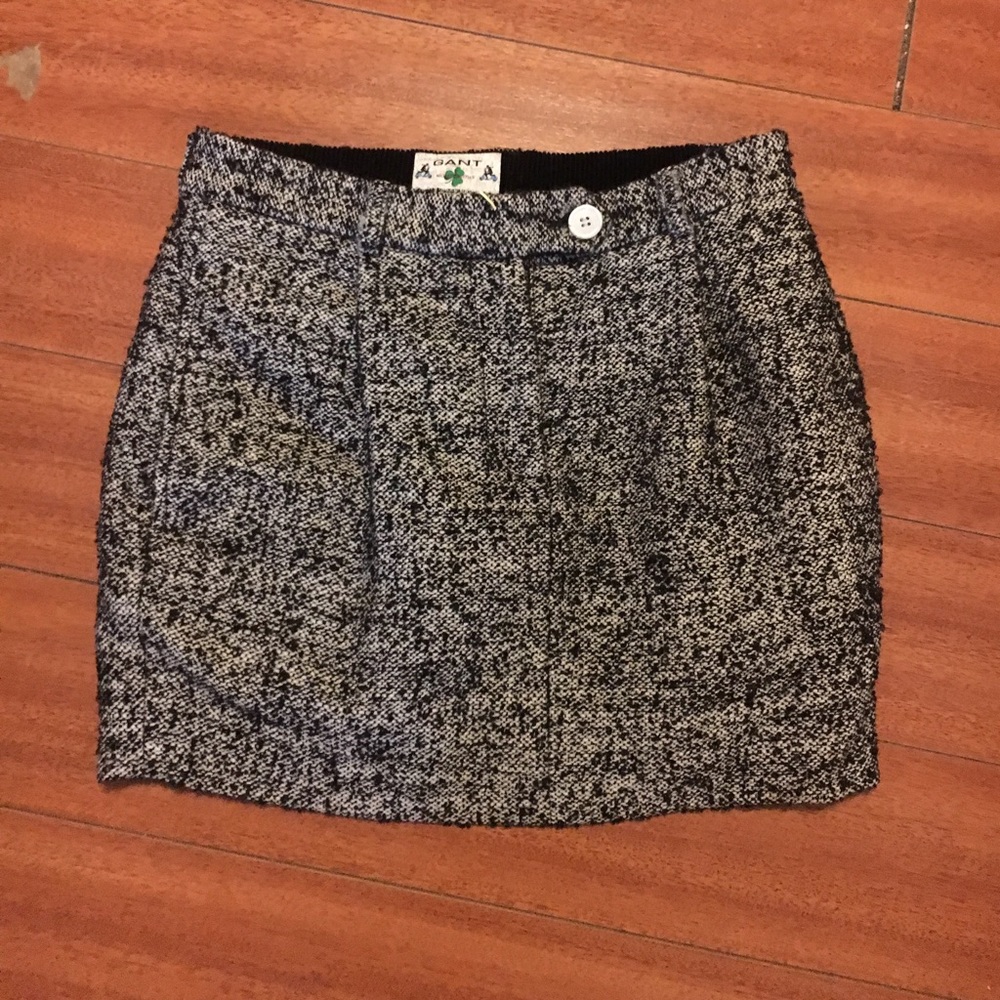 Beautiful wool and cotton mini skirt.
