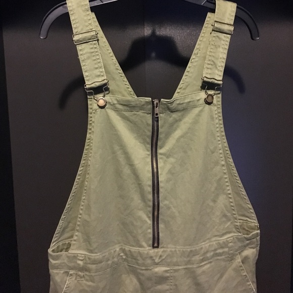 Green jumpsuit - Picture 2 of 7