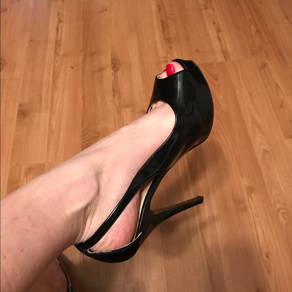 GUESS Black patent leather heels