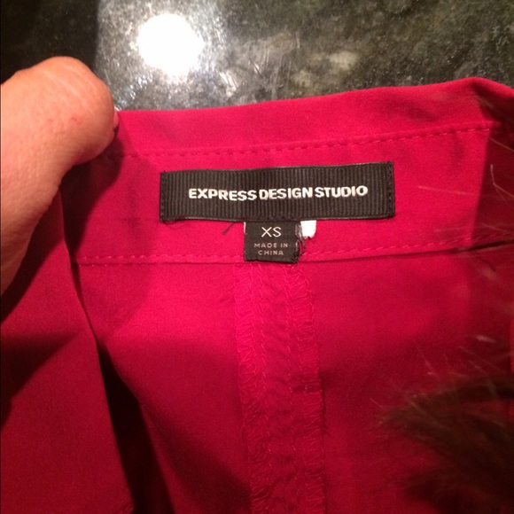 Very Flattering Express V-Neck Red Top Size: XS - Picture 3 of 3