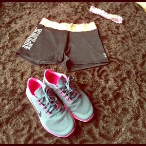 Nike Fitsole very clean and no holes.