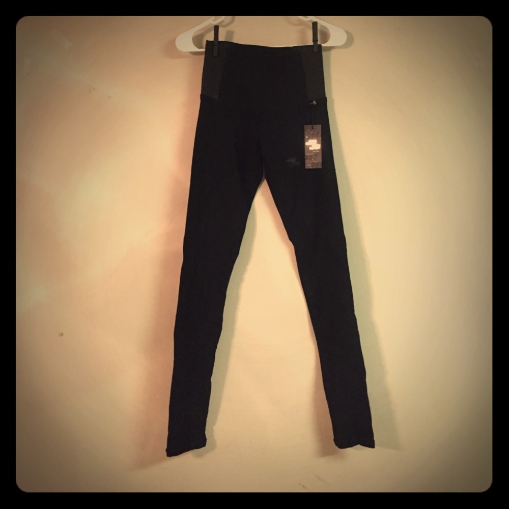 FIGURE FLATTERING BLACK LEGGINGS, M