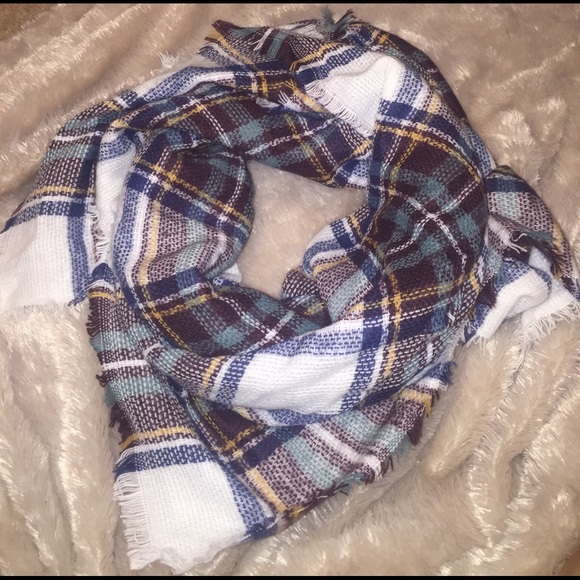 Accessories - NWOT plaid blanket scarf