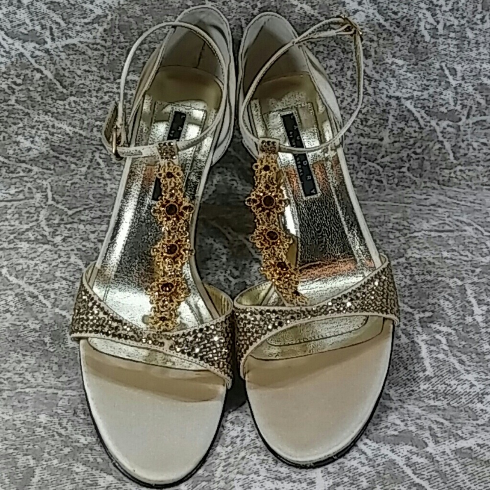 Sz 7 Gold  stilettos  Laundry by Shelli Segal