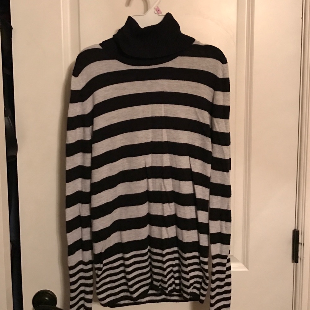 American Eagle turtle neck size small