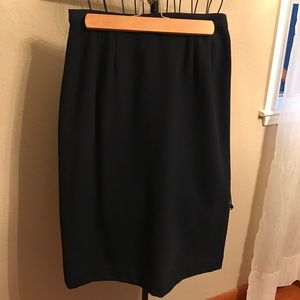Skirt lined with slit in the back