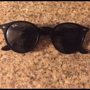 All black circle Ray-Bans